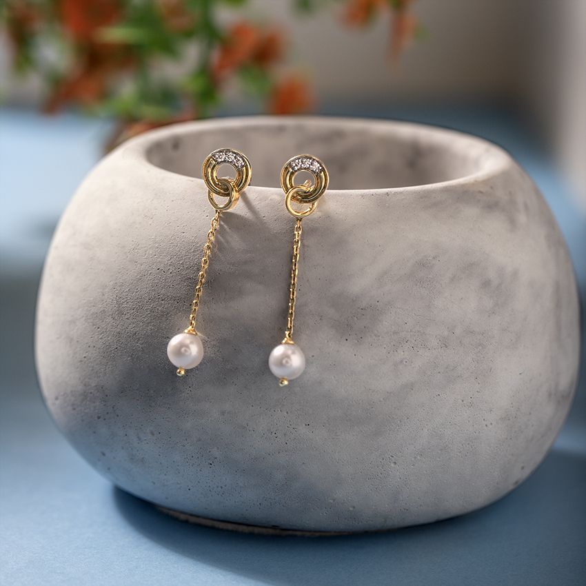 Intertwine Circlet Pearl Drop Earrings - Imagen 5